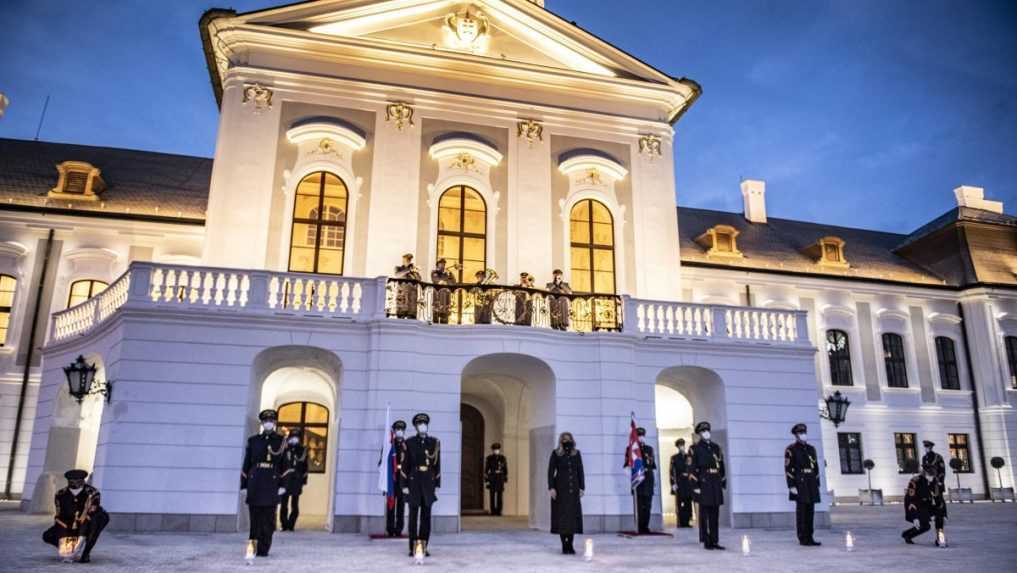 Pietna spomienka na obete ochorenia COVID-19 na nádvorí Prezidentského paláca v Bratislave.