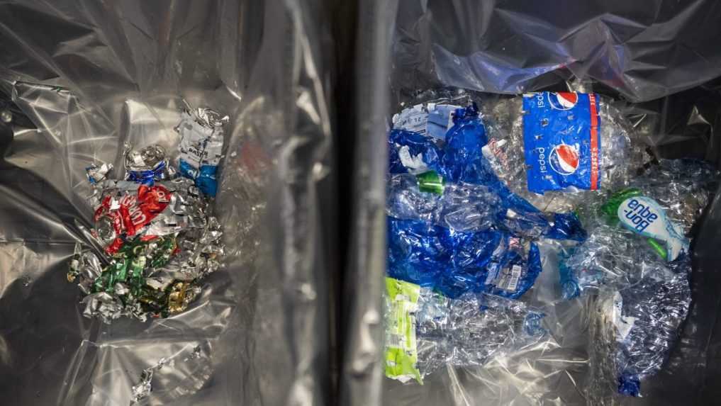 Odpadkov&eacute; ko&scaron;e na plechovky a plastov&eacute; fľa&scaron;e v automate na z&aacute;lohovanie.