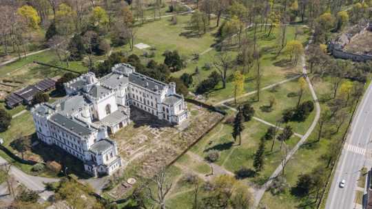 Na snímke z dronu kaštieľ v Rusovciach.