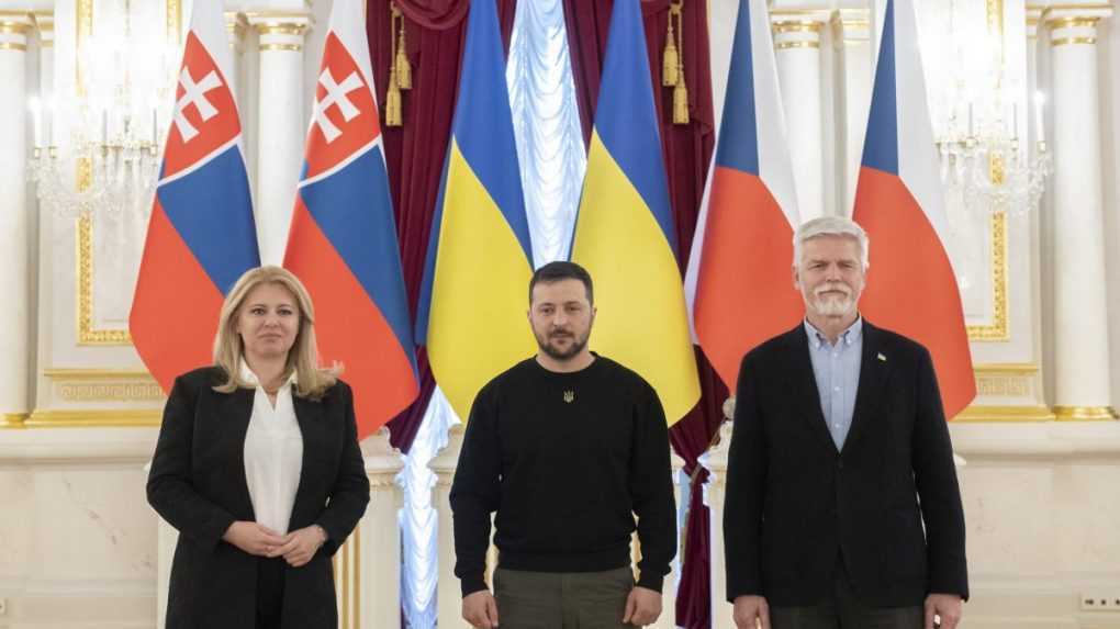 Zľava prezidentka SR Zuzana Čaputová, prezident Ukrajiny Volodymyr Zelenskyj a prezident ČR Petr Pavel počas ich stretnutia v Kyjeve.
