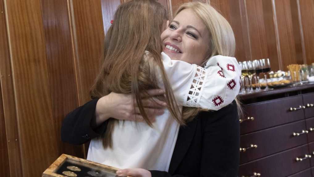 Prezidentka dostala v Kyjeve do daru sadu mincí, ktorá pripomína udalosti od roku 2014.