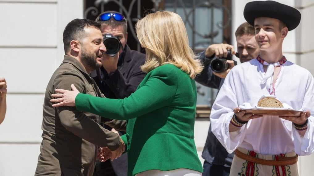 Zuzana Čaputová a ukrajinský prezident Volodymyr Zelenskyj si podávajú ruky počas uvítacieho ceremoniálu na nádvorí Prezidentského paláca.