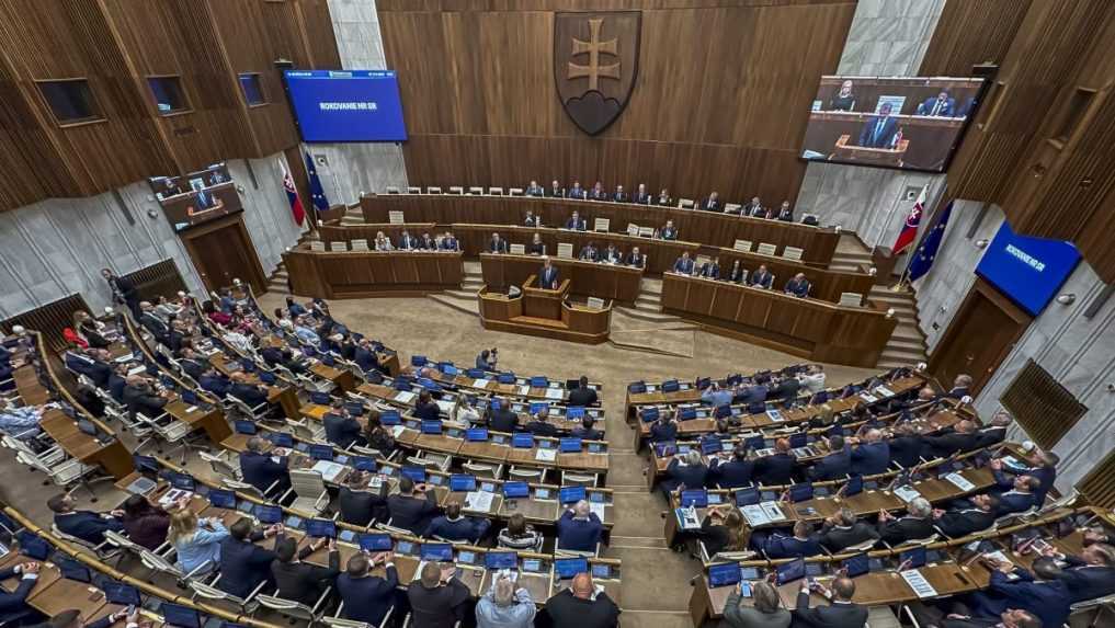 Zákony sa schvaľujú bez diskusie a ešte horšie ako počas pandémie, tvrdia odborníci