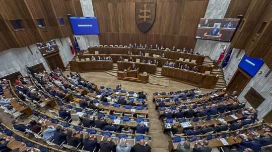 Poslanci v rokovacej sále parlamentu.