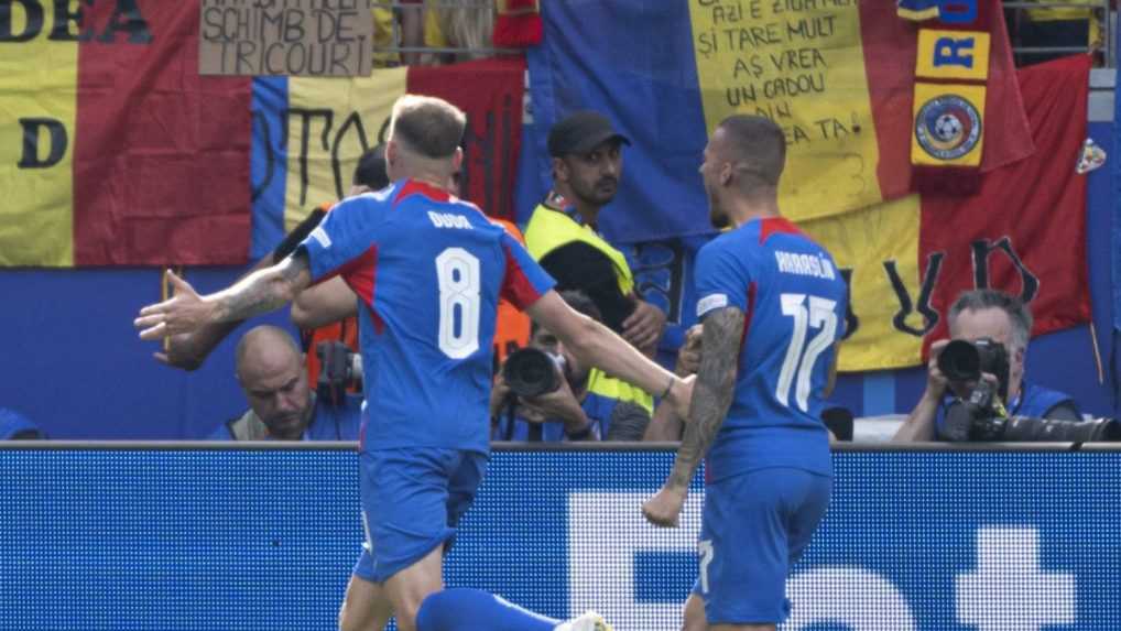 FOTO: Po záverečnom hvizde sa tešili obe mužstvá, takto vyzerá postupová radosť v podaní Slovákov
