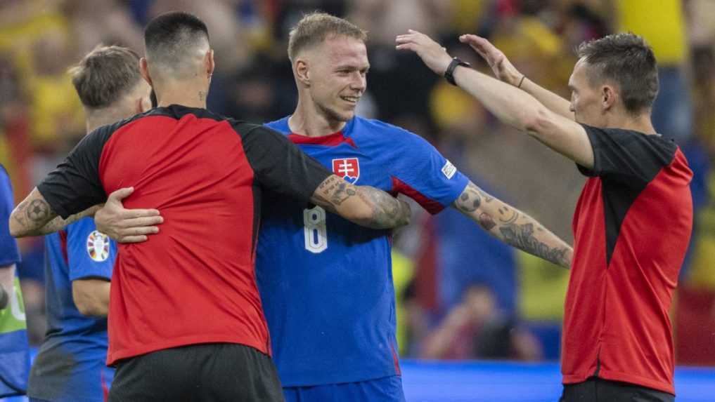 FOTO: Po záverečnom hvizde sa tešili obe mužstvá, takto vyzerá postupová radosť v podaní Slovákov