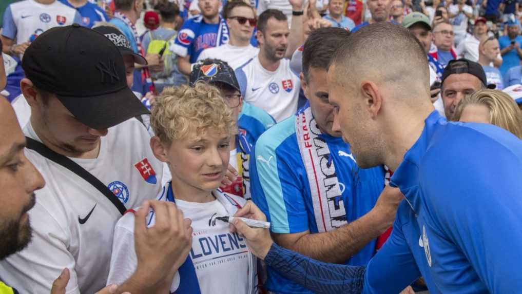 FOTO: Po záverečnom hvizde sa tešili obe mužstvá, takto vyzerá postupová radosť v podaní Slovákov