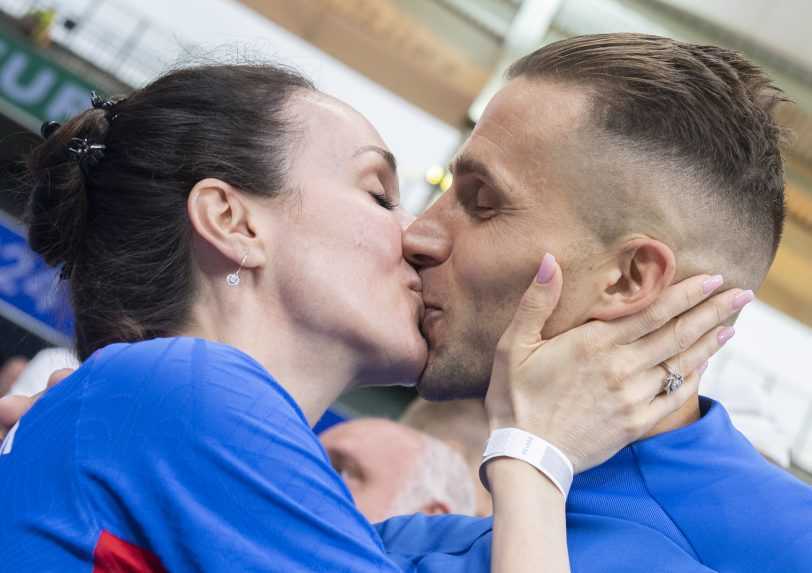 FOTO: Po záverečnom hvizde sa tešili obe mužstvá, takto vyzerá postupová radosť v podaní Slovákov