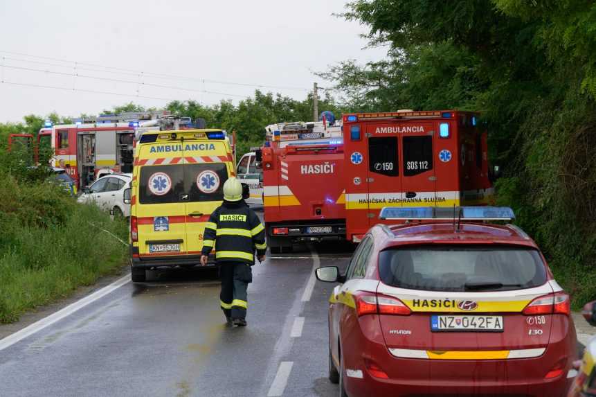 Otázniky okolo tragickej zrážky vlaku s autobusom: Hovoriť o zlyhaní ľudského faktoru je podľa niektorých predčasné