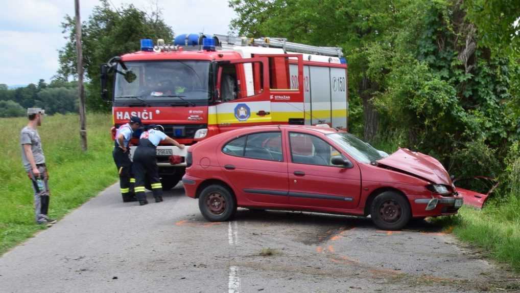 Mladá vodička (19) po rýchlej jazde havarovala, na pomoc jej letel vrtuľník