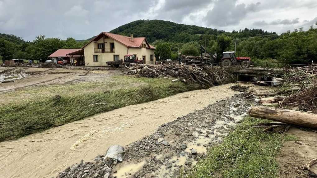 Prietrž mračien na východe zaplavila domy a spôsobila zosuvy pôdy. Vyhlásili mimoriadnu situáciu