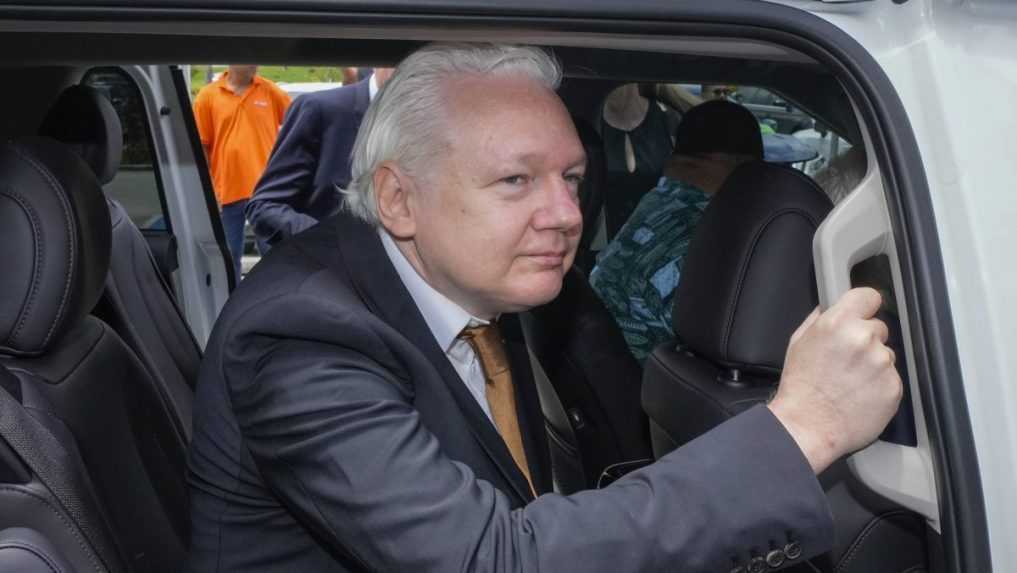 Julian Assange priznal vinu a podľa dohody s úradmi USA je voľný, uviedol súd