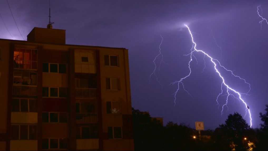 Prudký lejak, povodne a nárazový vietor: Slovensko naďalej potrápia búrky, varujú meteorológovia