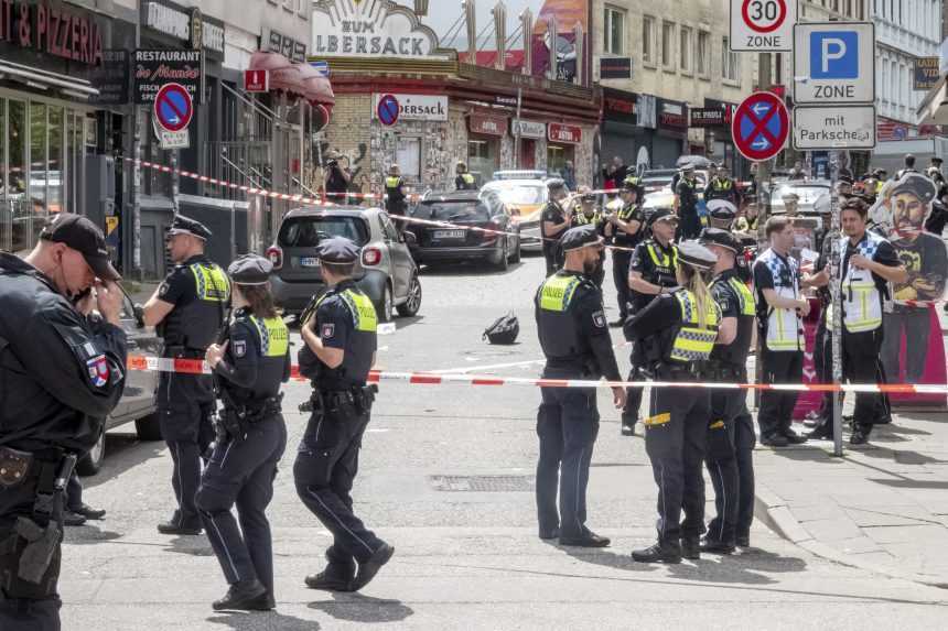 Počas futbalového šampionátu zasahovala polícia: Muž sa vyhrážal sekerou a bombou, postrelili ho