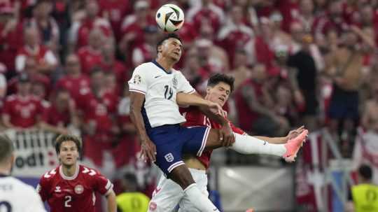 Angličan Ollie Watkins Dán Christian Norgaard bojujú o loptu počas zápasu skupiny C medzi Dánskom a Anglickom.