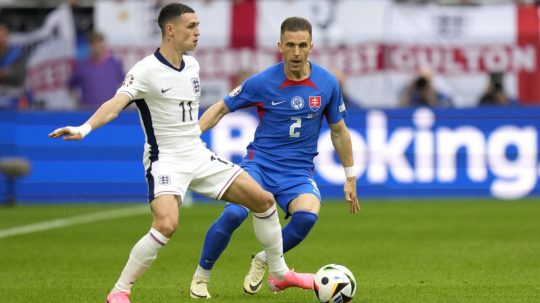 Phil Foden a Peter Pekarík