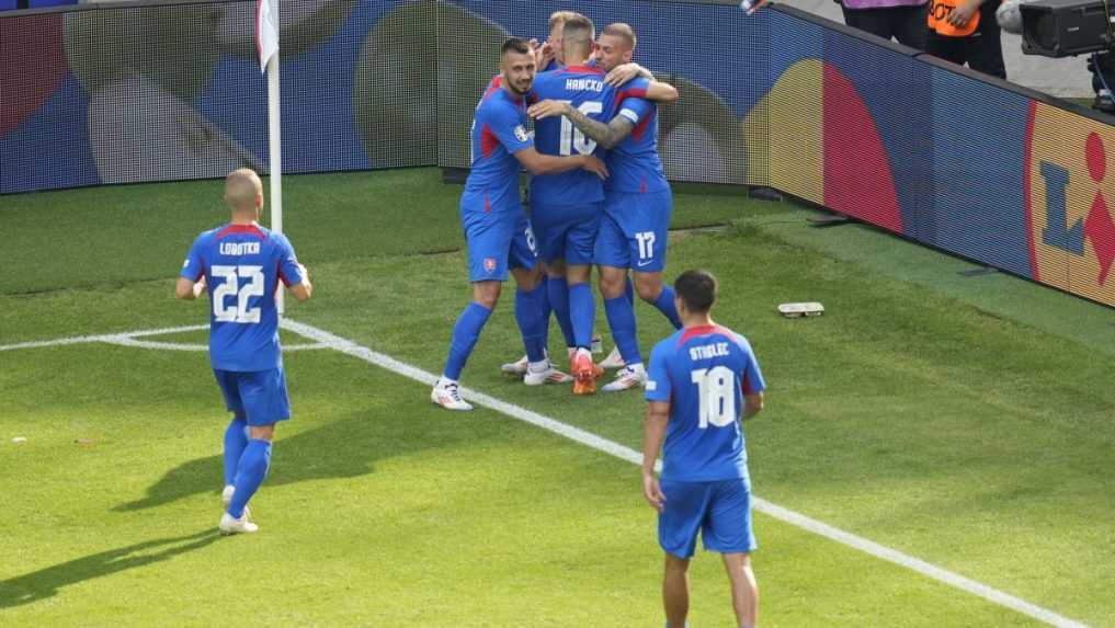 FOTO: Po záverečnom hvizde sa tešili obe mužstvá, takto vyzerá postupová radosť v podaní Slovákov