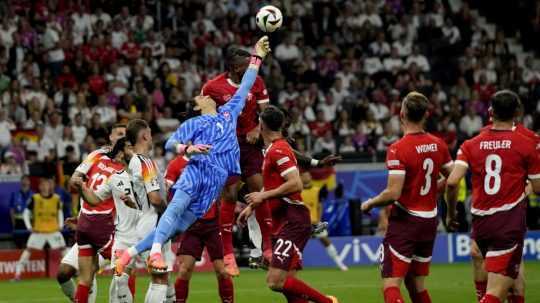 Brankár Švajčiarska Yann Sommer sa naťahuje za loptou.