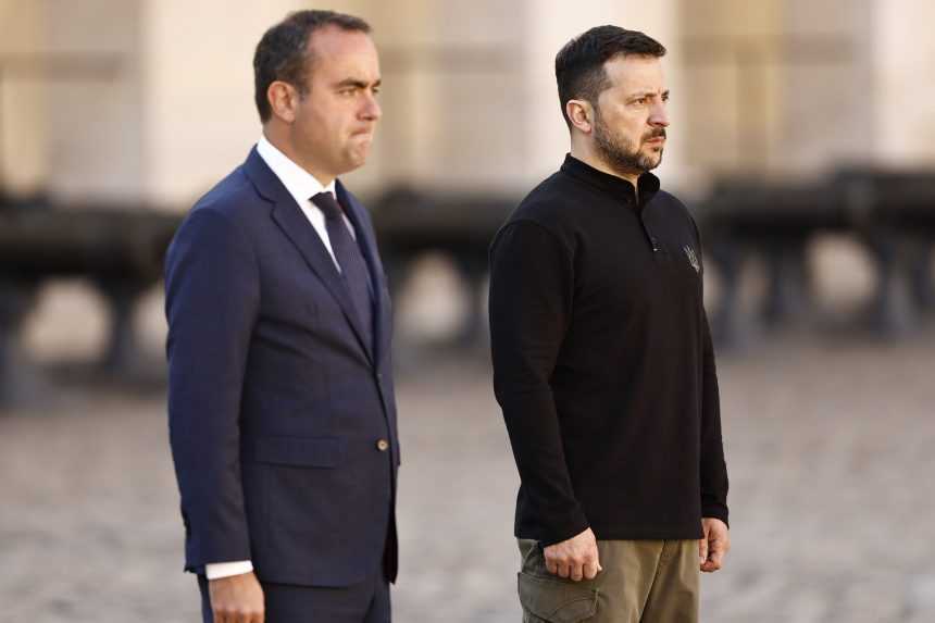 Zľava franc&uacute;zsky minister obrany Sebastien Lecornu a ukrajinsk&yacute; prezident Volodymyr Zelenskyj.