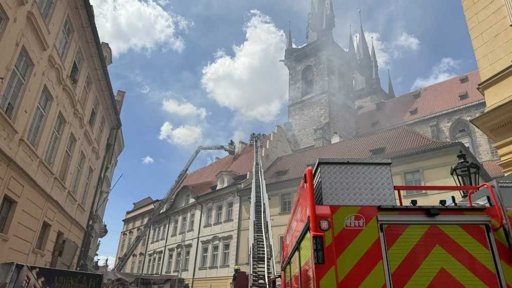 FOTO/VIDEO Požiar v historickom centre Prahy: hasiči zasiahli v blízkosti Týnskeho chrámu