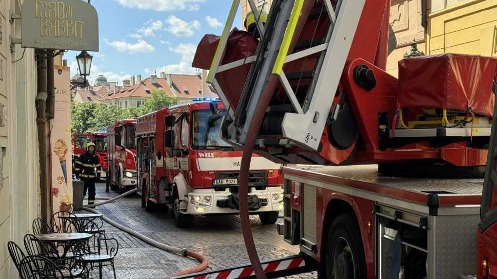 FOTO/VIDEO Požiar v historickom centre Prahy: hasiči zasiahli v blízkosti Týnskeho chrámu