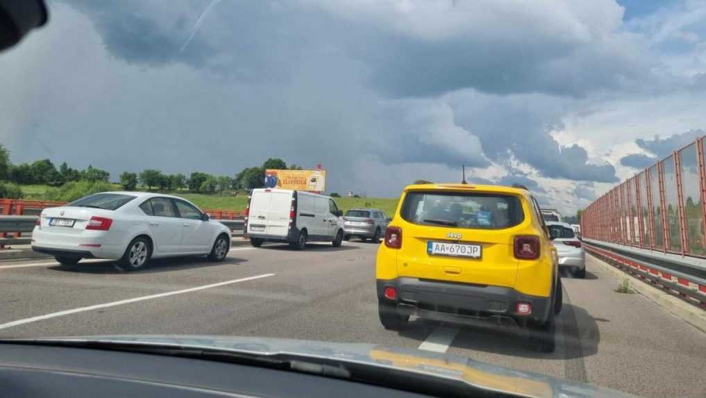 Nehoda na diaľnici D1: Svedkovia priblížili, čo kolízie spôsobilo. Zranili sa dve osoby