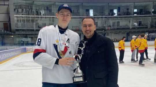 Miroslav Šatan mladší (vľavo) sa teší spoločne s otcom zo zisku trofeje v dorasteneckej súťaži.