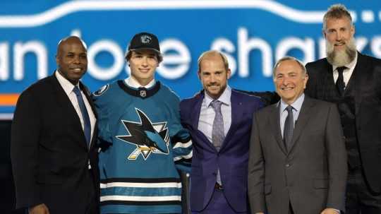 Na snímke útočník Macklin Celebrini (druhý zľava), ktorý sa stal podľa očakávania jednotkou tohtoročného draftu NHL.