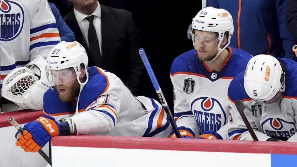 Hr&aacute;či Edmontonu po prehratom poslednom z&aacute;pase fin&aacute;le play off NHL.