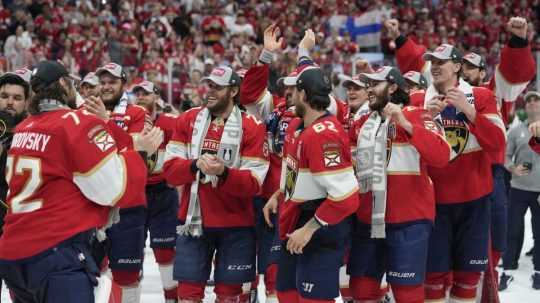 Hráči Floridy Panthers oslavujú zisk Stanley cupu.