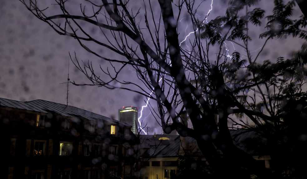 Meteorológovia zvýšili výstrahu pred búrkami. Kde by mali udrieť najsilnejšie?