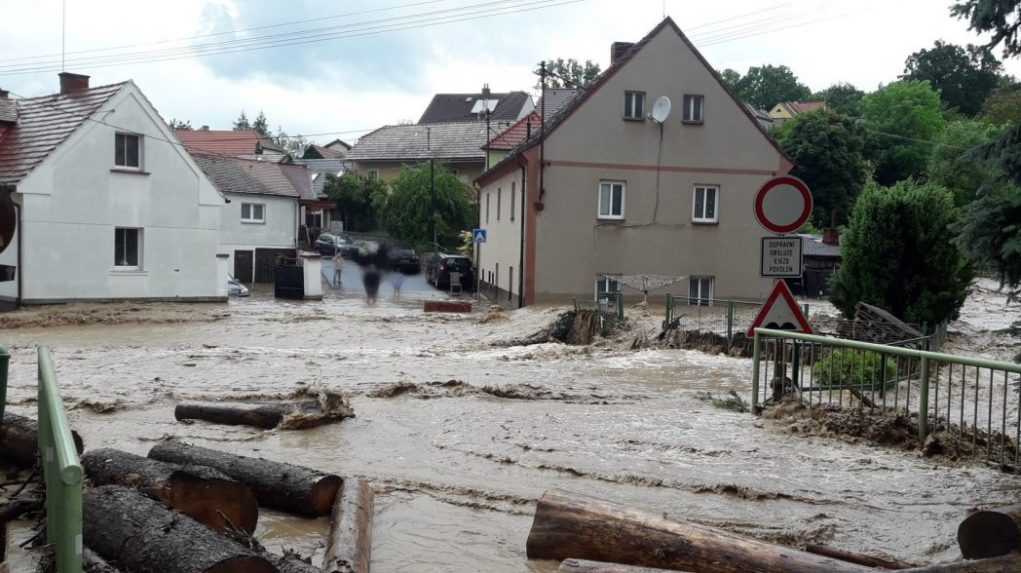 VIDEO: Česko trápia povodne. Hasiči zasahovali pri stovkách výjazdov