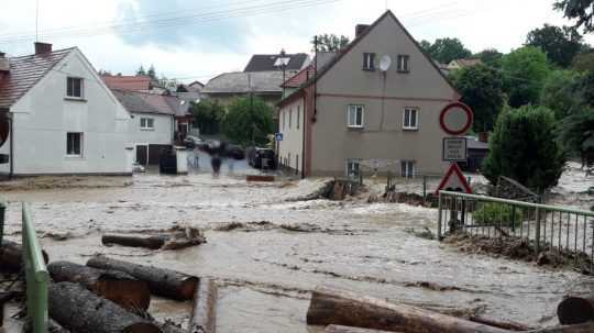 Na snímke záplavy.