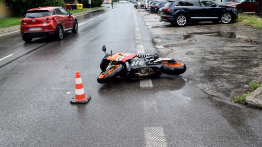 Vodič motocykla pravdepodobne nezvládol riadenie a dostal šmyk.