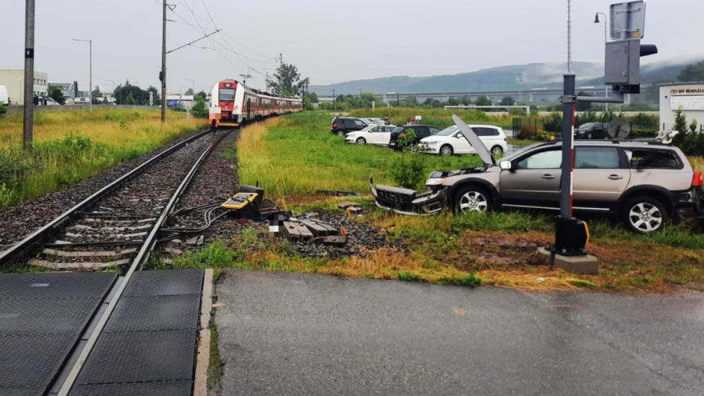 Pri Prešove sa ráno zrazil osobný vlak s autom, vodič vyviazol bez zranení