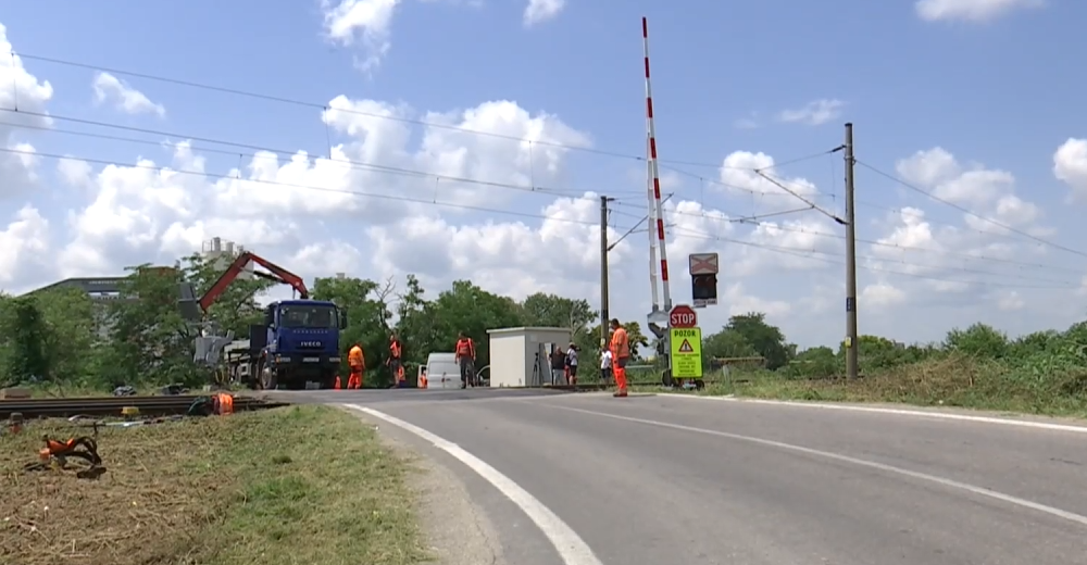 Závory sa zdvihli, signalizácia prestala svietiť. Svedkovia opísali moment tragickej nehody vlaku a autobusu