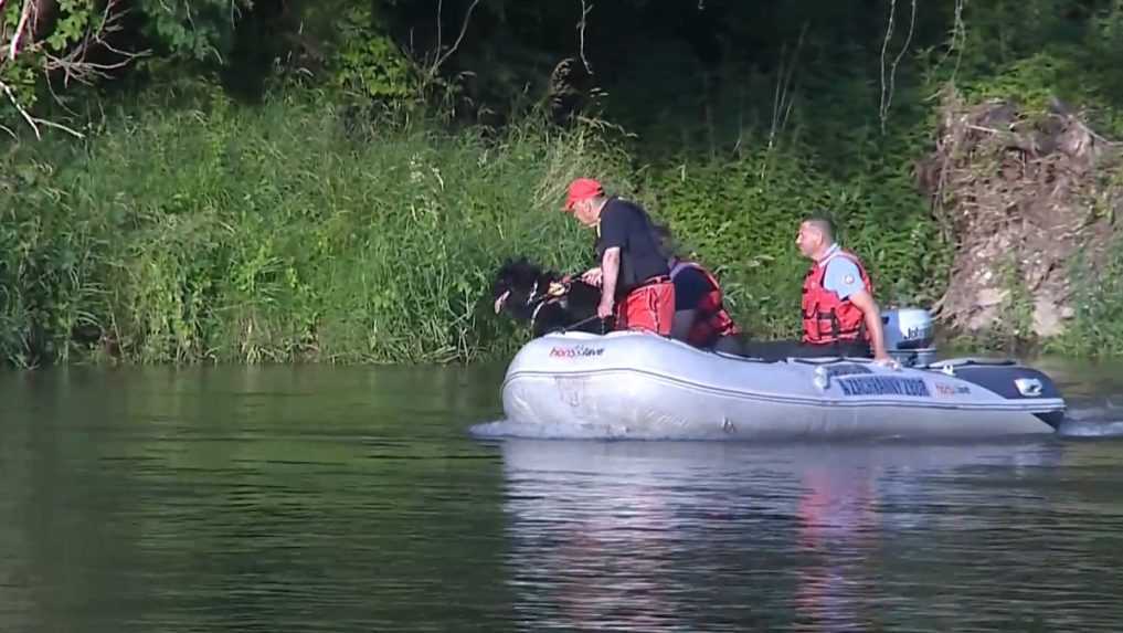 Pátranie na rieke Hron: Hasiči vytiahli z vody dve mužské telá. Preverujú ich totožnosť