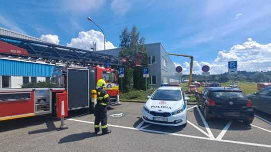 Zásah hasičov a policajtov pri požiari haly v Sučanoch.