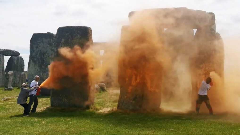 VIDEO: Klimatickí aktivisti posprejovali v Británii historický kamenný monument