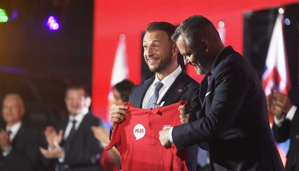 Novozvolený predseda strany Hlas-SD Matúš Šutaj Eštok pózuje s Petrom Pellegrinim.
