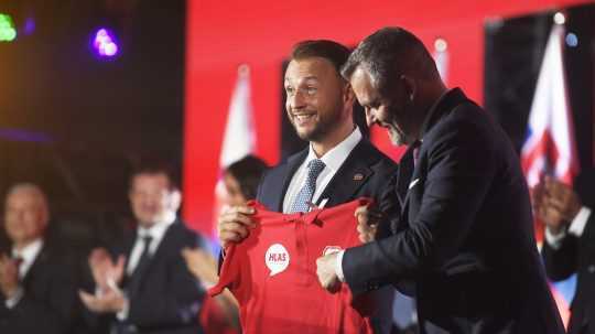 Novozvolený predseda strany Hlas-SD Matúš Šutaj Eštok pózuje s Petrom Pellegrinim.