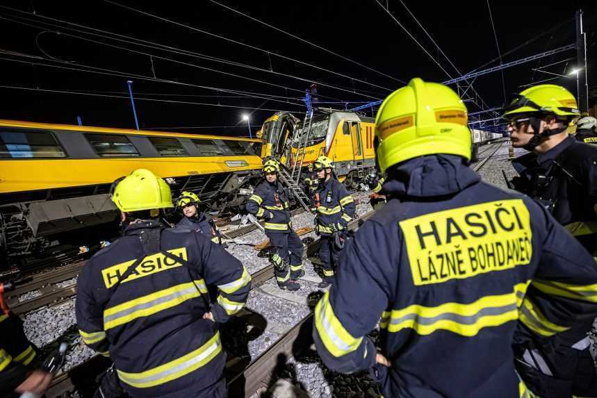 Rýchlik z Prahy do Košíc sa zrazil s nákladným vlakom. Hlásia štyri obete a medzi hospitalizovanými aj Slovákov