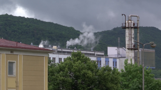 Obyvateľov Banskej Bystrice stále trápi silný zápach.