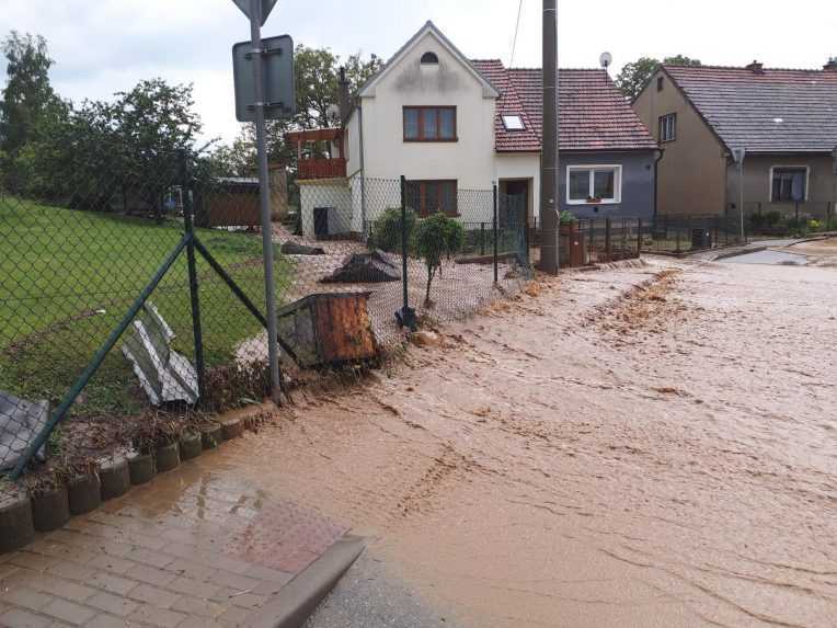 VIDEO: Česko trápia povodne. Hasiči zasahovali pri stovkách výjazdov