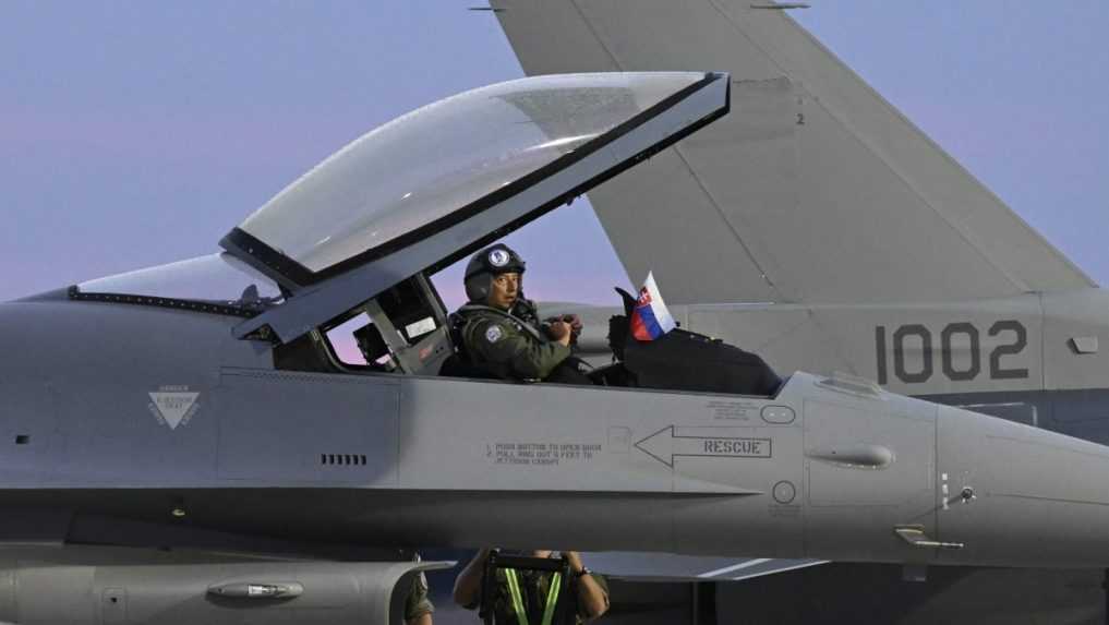 Začala sa nová éra slovenského nadzvukového letectva: V Kuchyni pristáli prvé dve stíhačky F-16