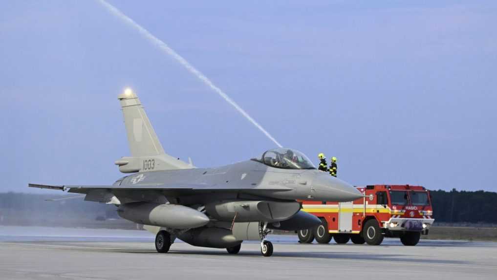 Začala sa nová éra slovenského nadzvukového letectva: V Kuchyni pristáli prvé dve stíhačky F-16