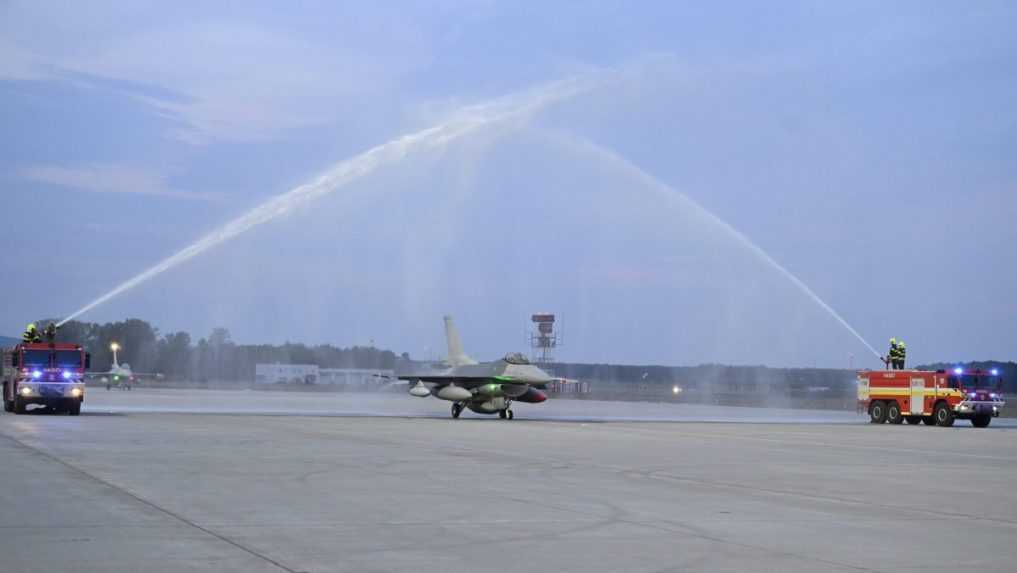 Začala sa nová éra slovenského nadzvukového letectva: V Kuchyni pristáli prvé dve stíhačky F-16