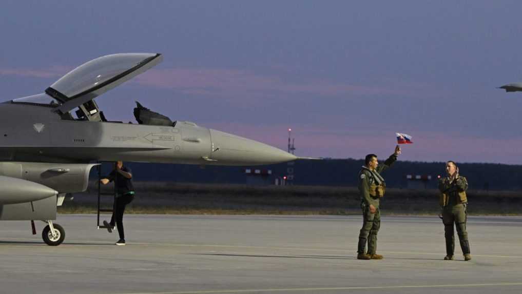 Začala sa nová éra slovenského nadzvukového letectva: V Kuchyni pristáli prvé dve stíhačky F-16
