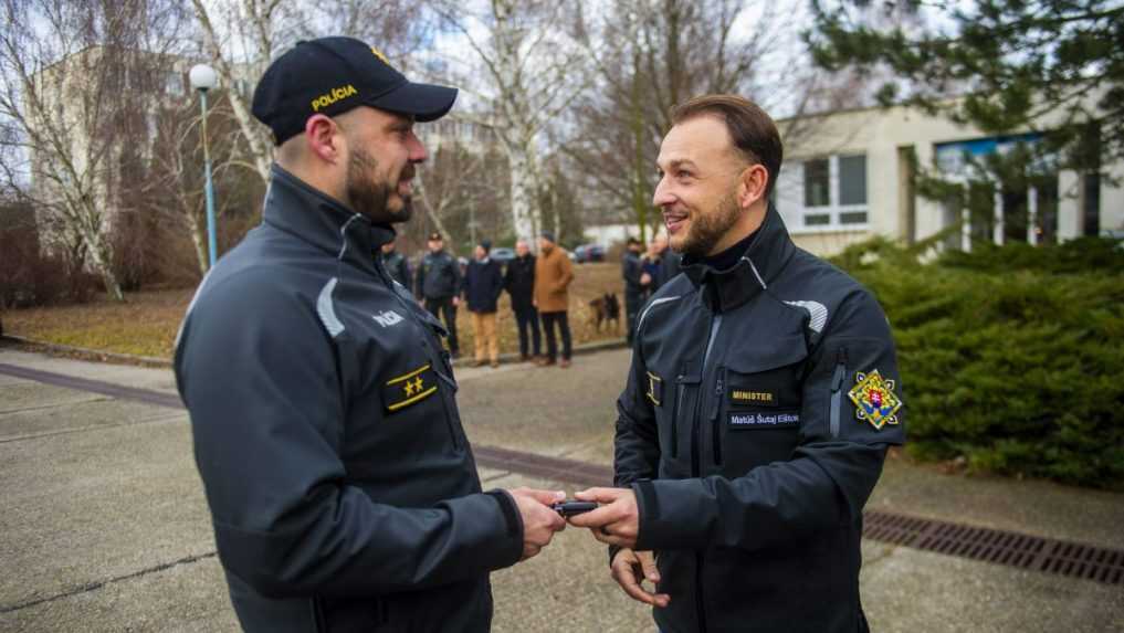 Policajti dostanú odmenu stovky eur, situácia v zbore je však vážna. Minister Šutaj Eštok sľubuje, že príde s riešením