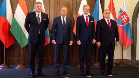 Na snímke zľava slovenský premiér Robert Fico, poľský premiér Donald Tusk, český premiér Petr Fiala a maďarský premiér Viktor Orbán pózujú na summite predsedov vlád Vyšehradskej štvorky (V4) v Prahe.